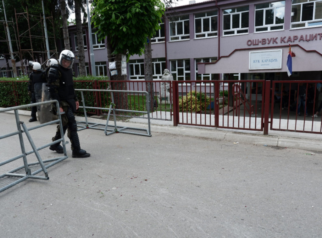 Kfor metalnom ogradom blokirao školu u Zvečanu