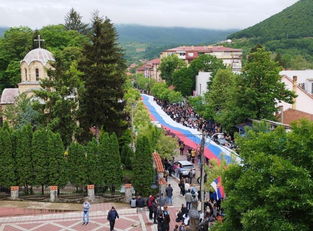 Thousands of Serbs protest outside Zvecan municipal building