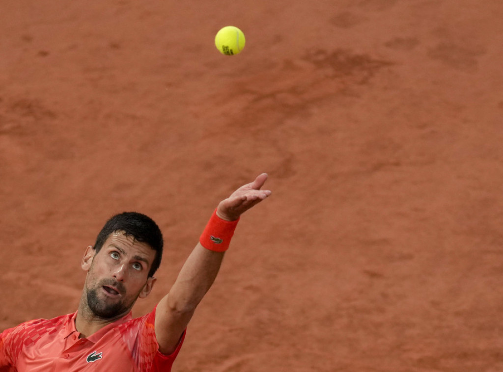 Djokovic beats Fucsovics to advance to Roland Garros third round