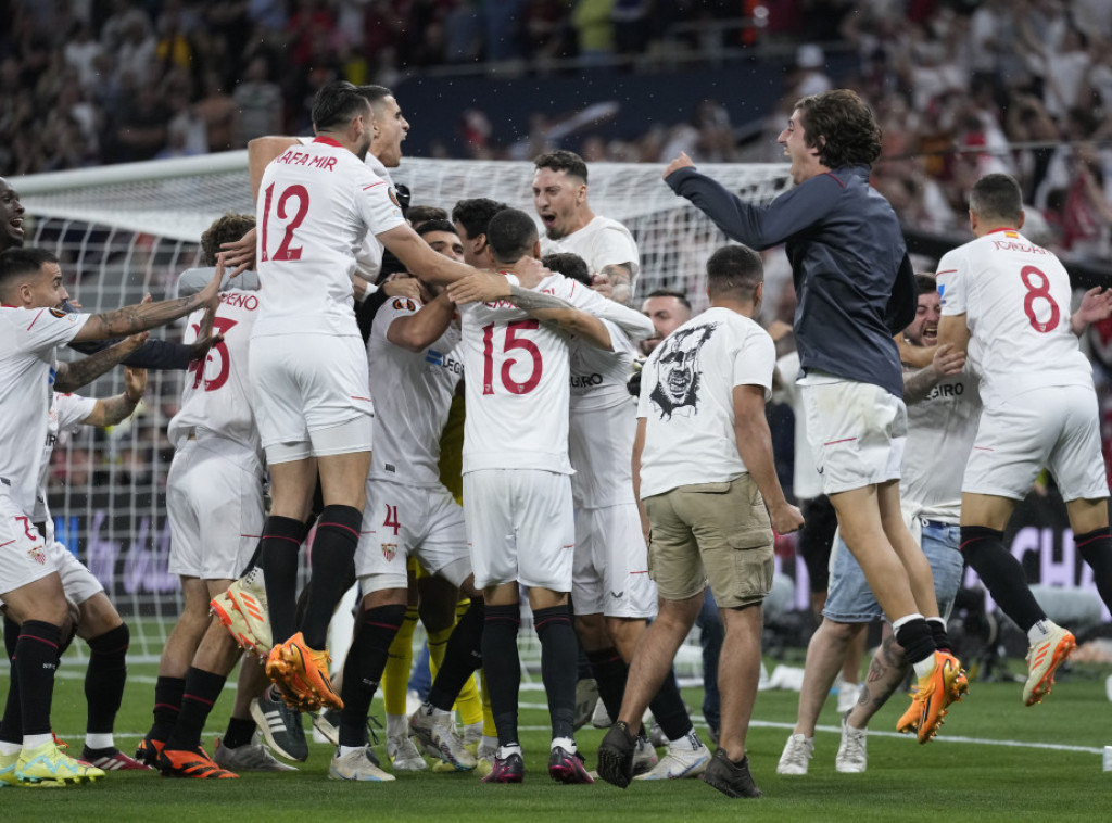 Fudbaleri Sevilje sedmi put osvojili Ligu Evrope, Murinjo izgubio prvo finale