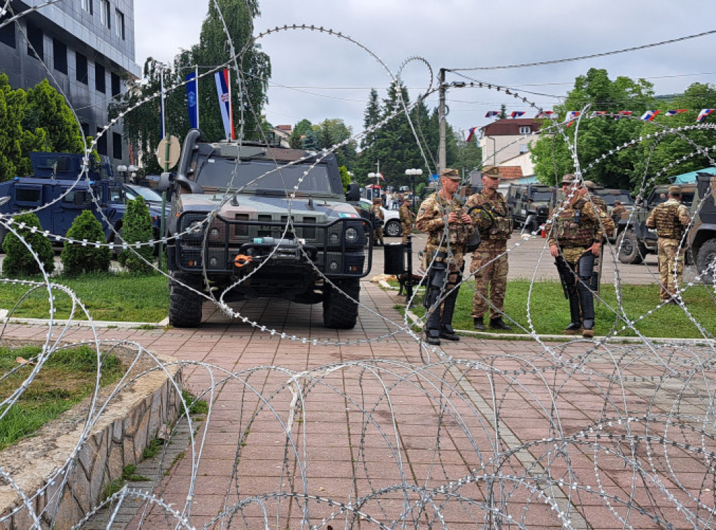 Uklonjen deo žilet-žice ispred opštine u Leposaviću