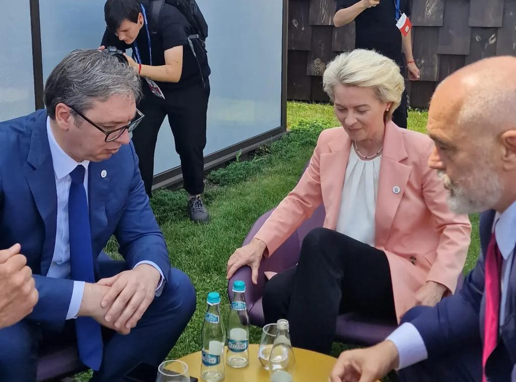 Vucic meets with von der Leyen in Chisinau