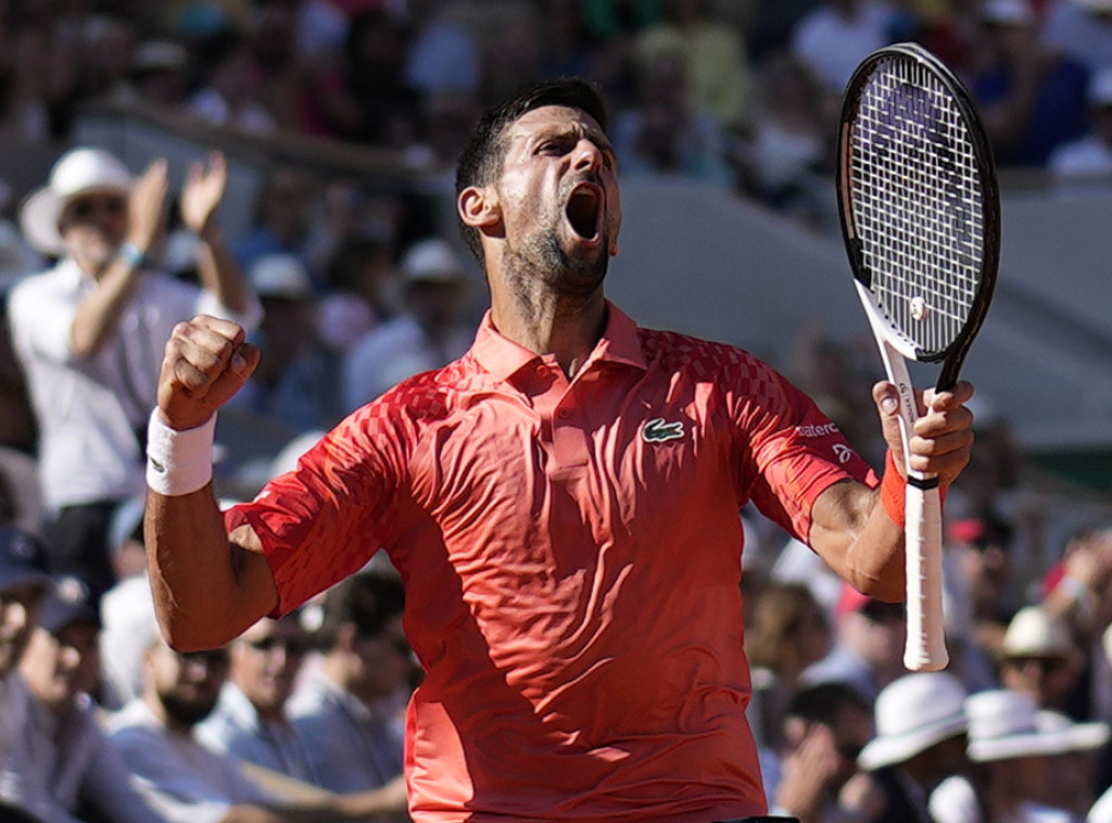 Djokovic advances to Roland Garros fourth round