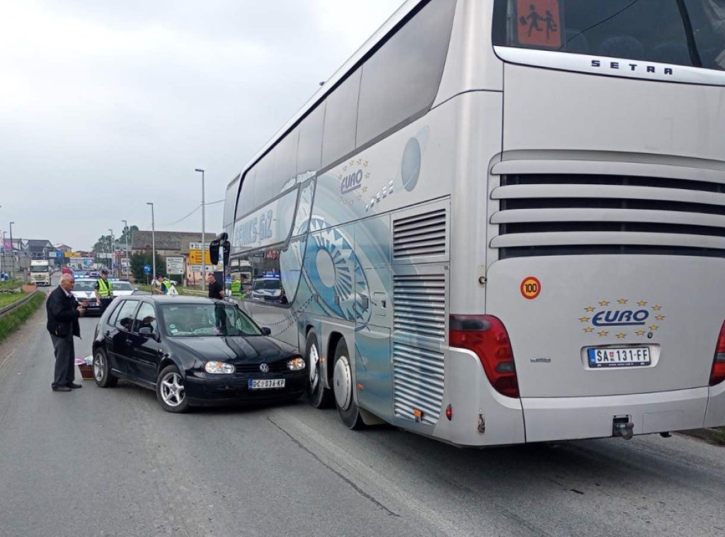 Sudar autobusa i automobila u Šapcu, povređeno desetoro dece i odrasla osoba, uhapšen vozač