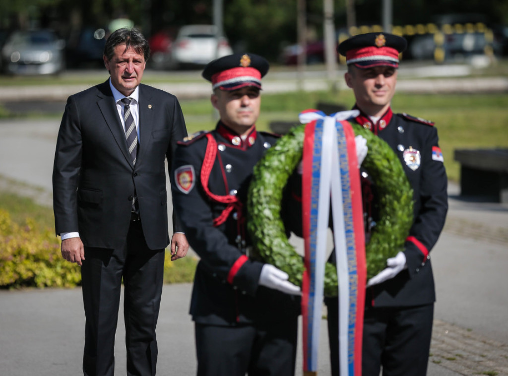 Ministar Gašić položio vence i čestitao Dan MUP-a i Dan policije