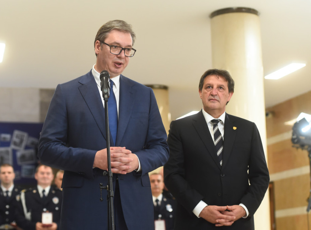 Predsednik Vučić dodelio medalje pripadnicima MUP-a