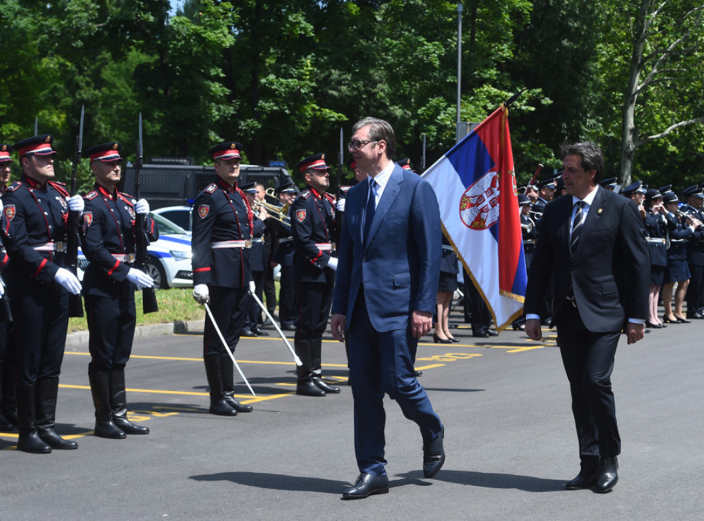 Predsednik Vučić pripadnicima MUP-a: Radite ozbiljan i odgovoran posao