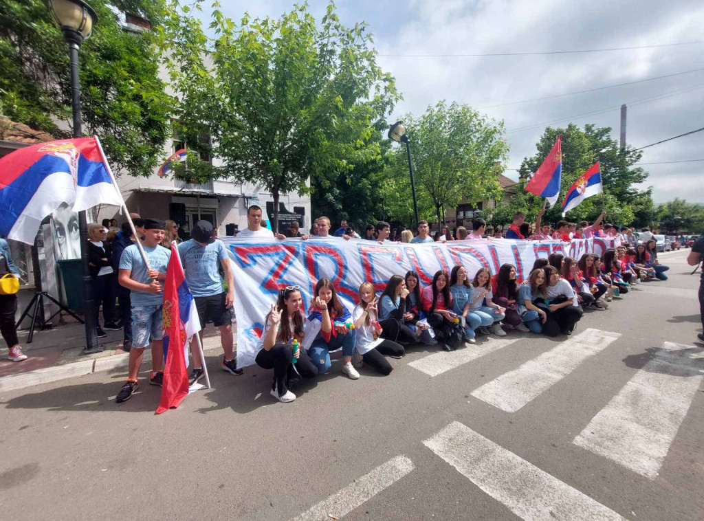 Osnovci izveli performans ispred opštine Zvečan