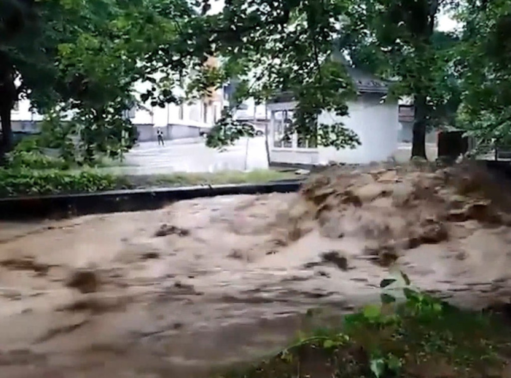 Jako nevreme zahvatilo Vrnjačku Banju, poplavljeni objekti