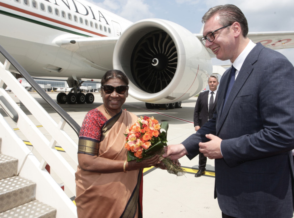 Avion sa predsednicom Indije sleteo na novu pistu, dočekao je Vučić