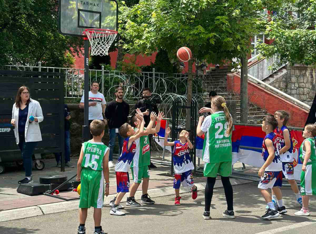 Deca sa severa KiM igrala basket ispred kordona Kfora