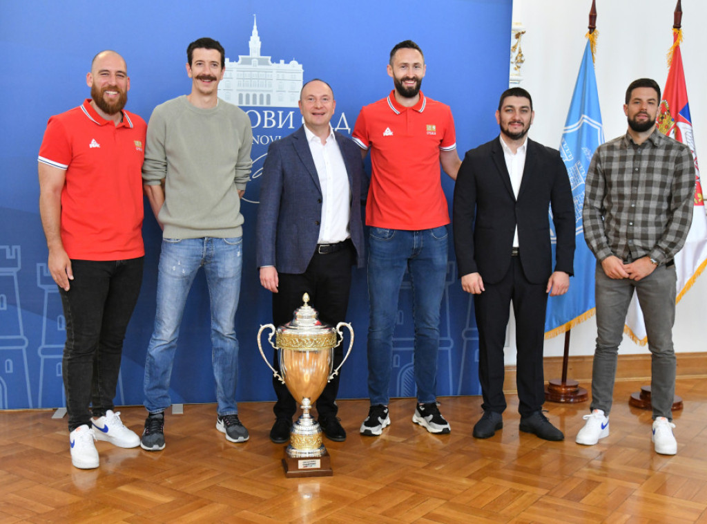 Gradonačelnik Novog Sada Milan Đurić primio u posetu zlatne srpske basketaše