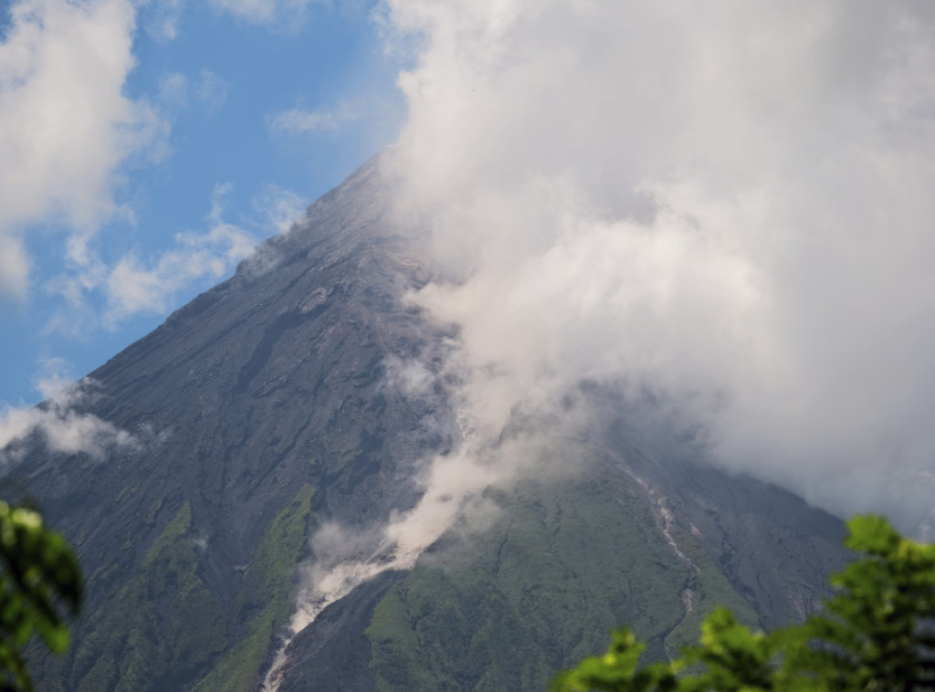 Filipini: Nivo uzbune na vulkanu Majon podignut na nivo tri posle erupcija