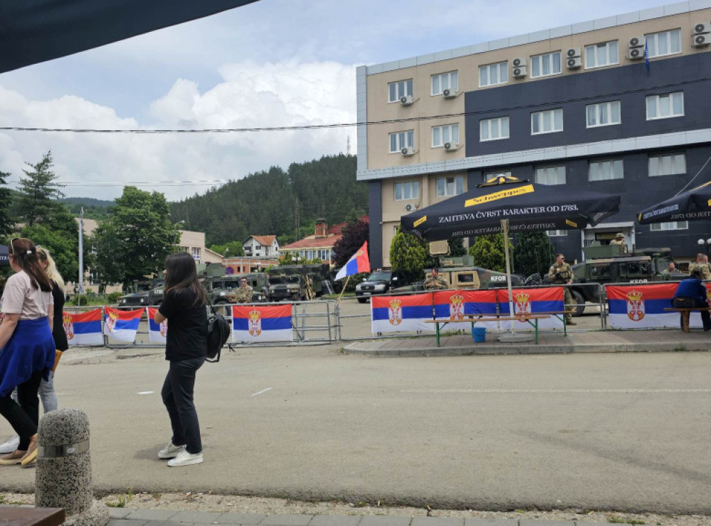 Kfor uklonio žicu oko sedišta opštine Leposavić, noć protekla mirno