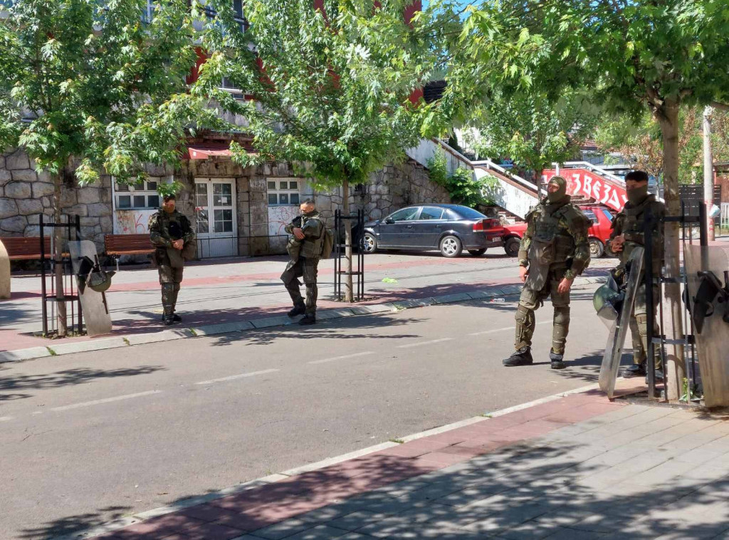 Night passes calmly in Zvecan, Serbs continue protest