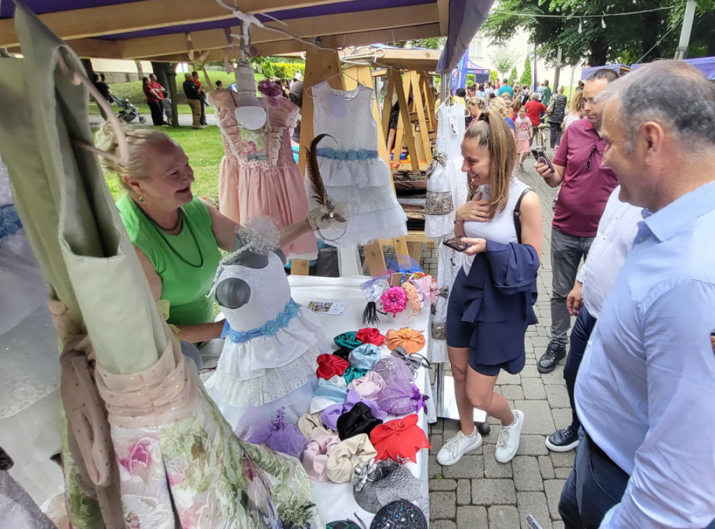 Više od 100 izlagača predstavilo se na noćnom bazaru "Startap" u Sremskoj Mitrovici