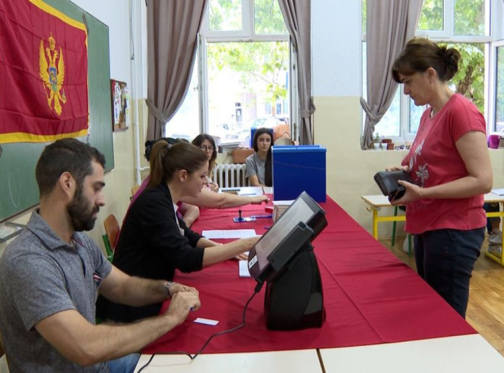 U Crnoj Gori održani vanredni parlamentarni izbori: Do 20 sati glasalo 56,4 odsto birača