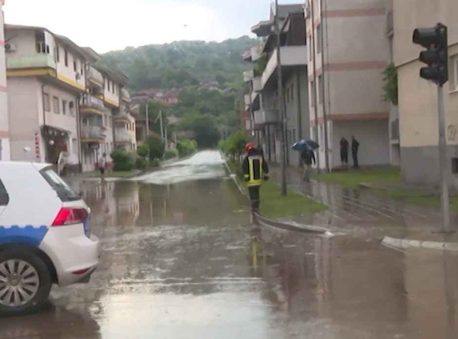 Olujno nevreme pogodilo Doboj, pojedine ulice poplavljene