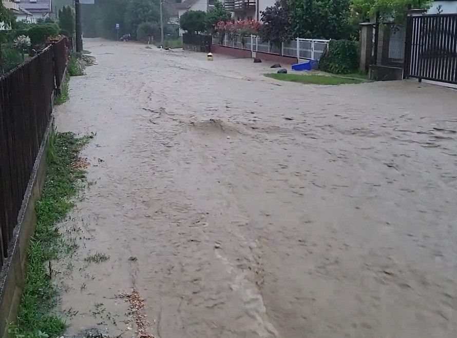 Jako nevreme pogodilo Čačak, ponovo se izlila Loznička reka