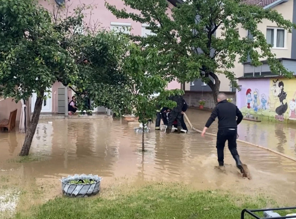 Novi Pazar: Izlila se reka Trnavica, poplavljena dvorišta i domaćinstva