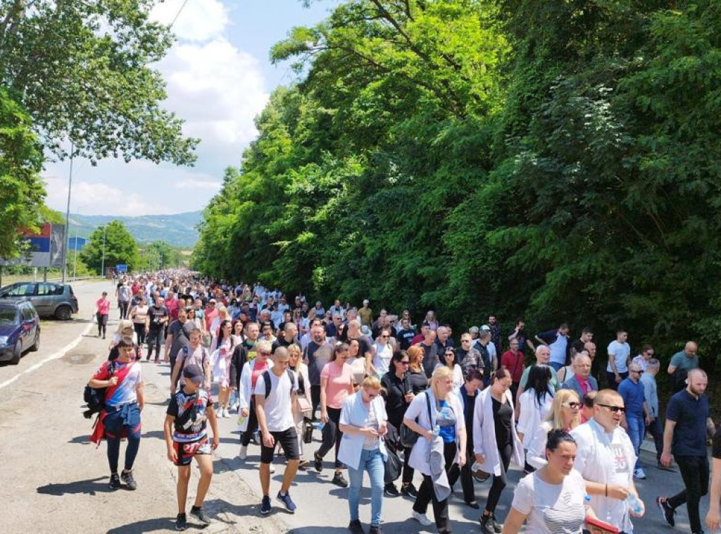 Više hiljada Srba prošetalo od Kosovske Mitrovice do Zvečana u znak podrške uhapšenima