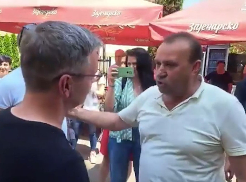 Građani u Zvečanu burno negodovali zbog dolaska Aleksića i Jovanovića