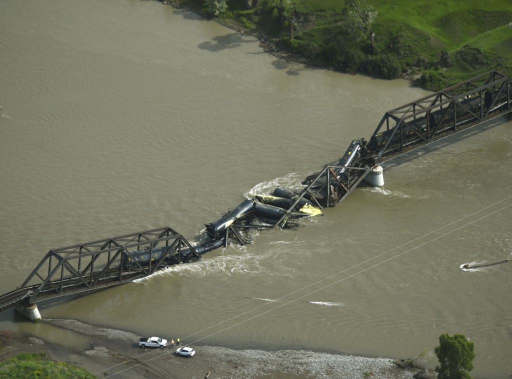 SAD: Srušio se most preko reke Jelouston, opasne materije dospele u vodu