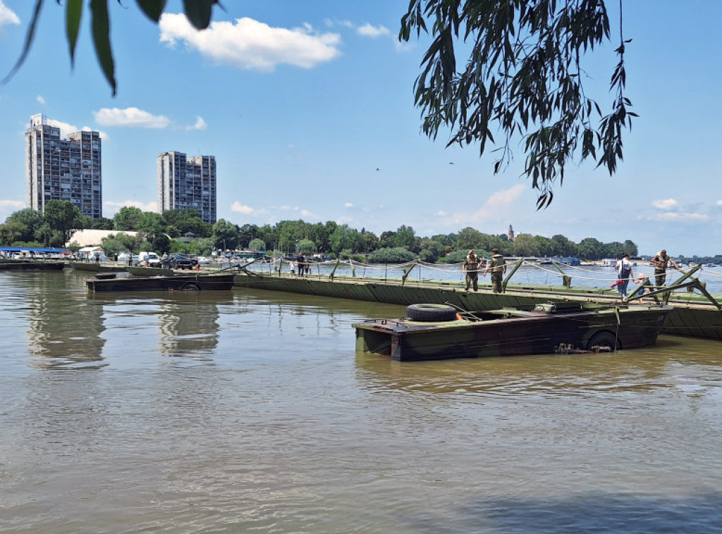 Vojska Srbije postavila pontonski most do plaže Lido