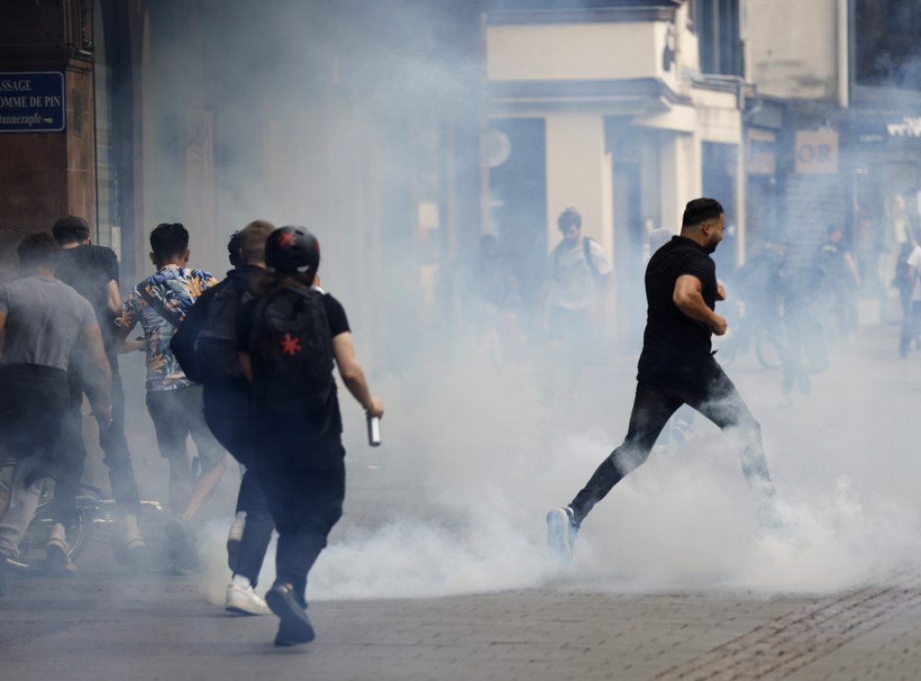 Policija rasteruje demonstrante u Parizu, neredi širom Francuske