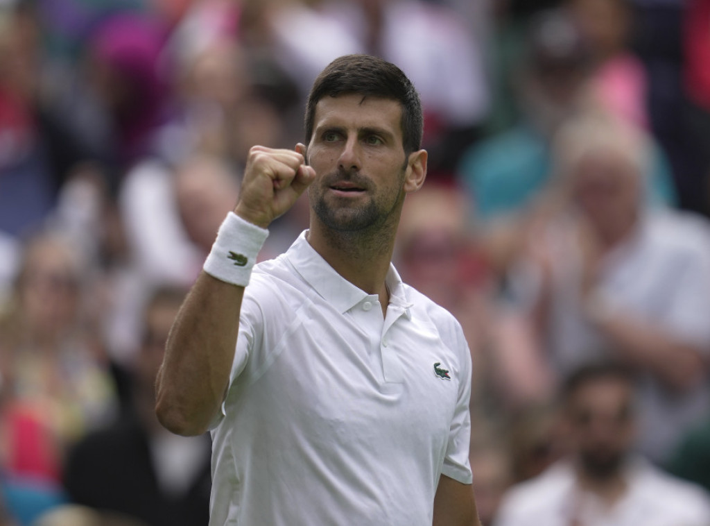 Djokovic gets off to winning start to Wimbledon title defence