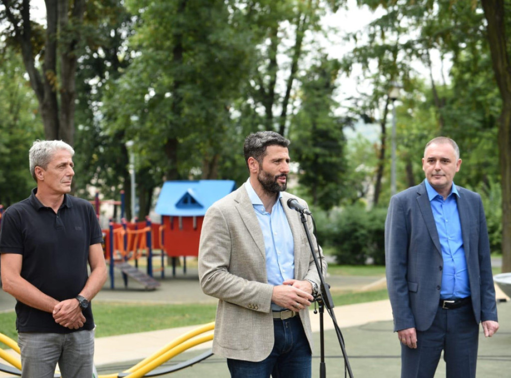 Šapić obišao obnovljen park kod Vojne gimnazije u Beogradu