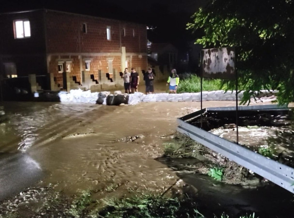 Ponovo se izlila Loznička reka, voda ušla i u kuće