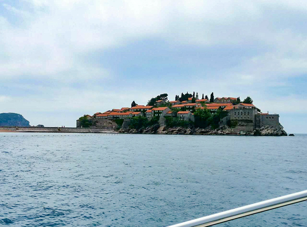 Sveti Stefan moguće posetiti, ali ne i prenoćiti