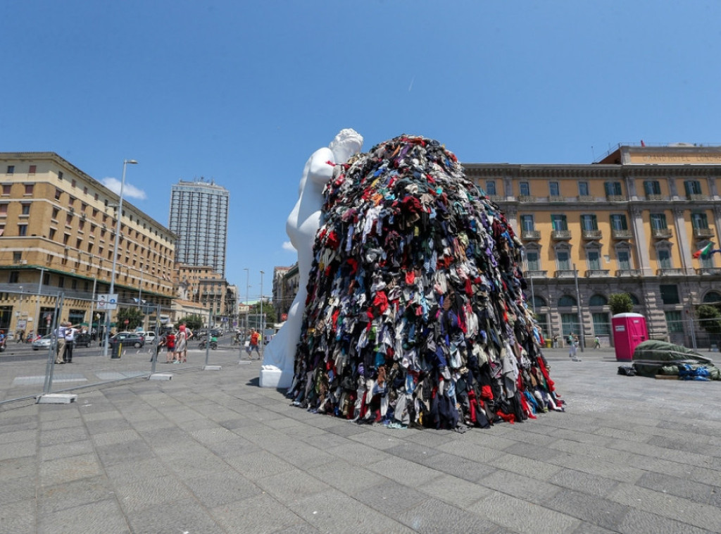 "Venera od krpa" italijanskog umetnika Pistoleta uništena u požaru u Napulju