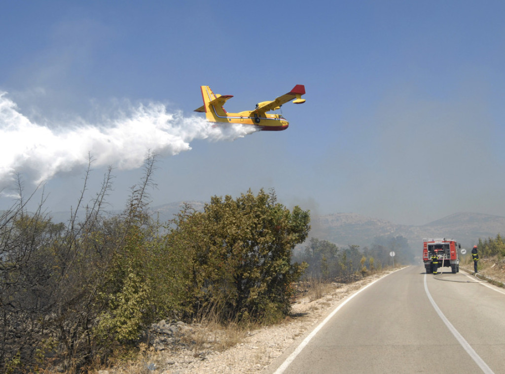 Veliki požar širi se kod Šibenika, gase ga i protivpožarni avioni