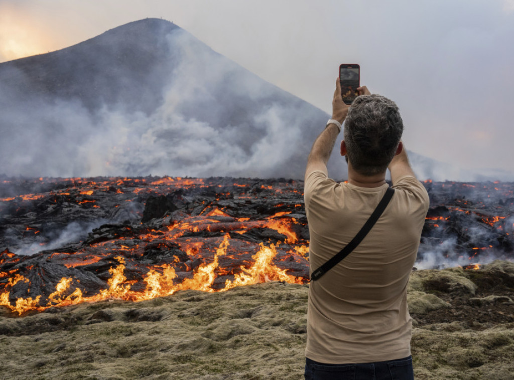 Erupcija vulkana na Islandu privukla hiljade znatiželjnika, uprkos opasnosti