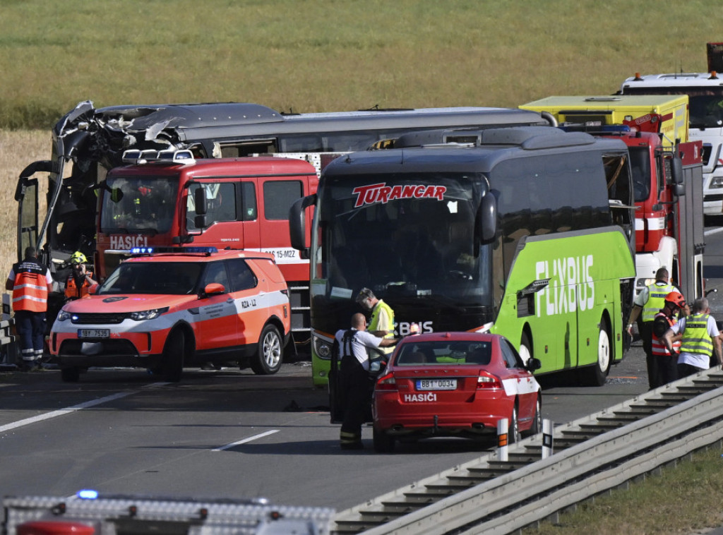 Jedan poginuo i 50 povređenih u udesu autobusa na auto-putu na jugoistoku Češke