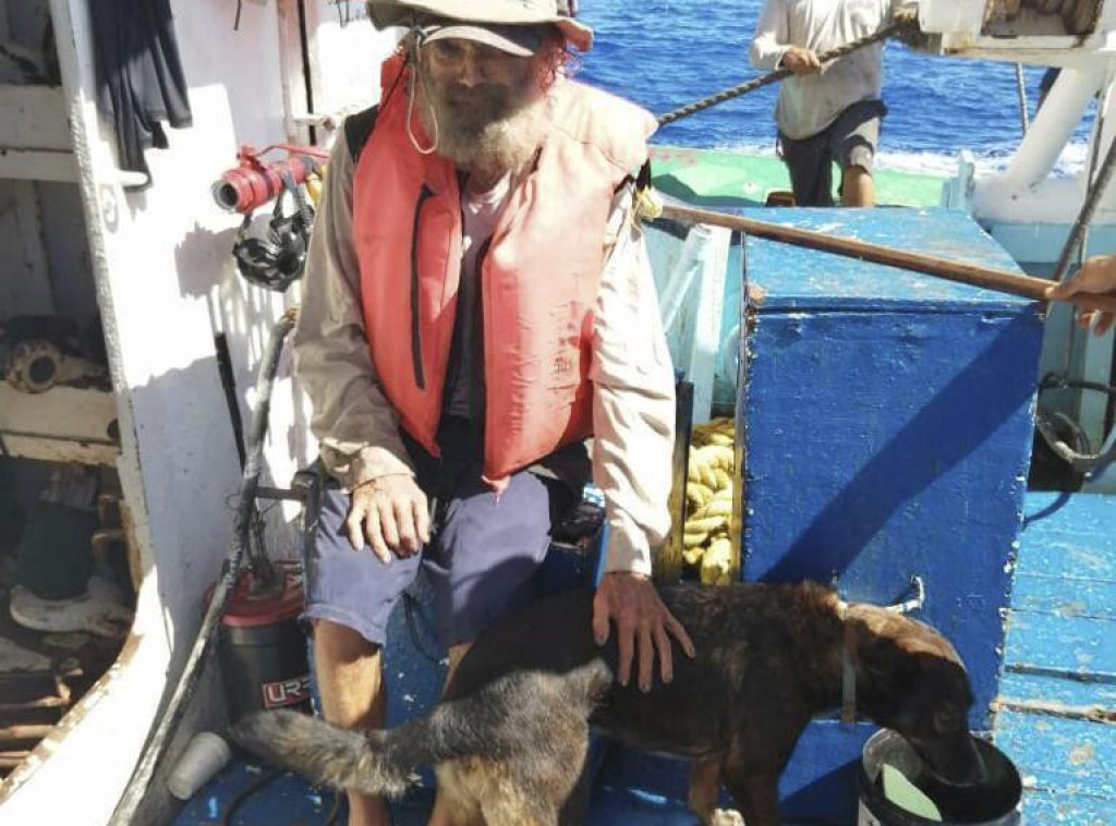Australijanac, koji je tri meseca plutao Pacifikom sa svojim psom, prvi put na kopnu