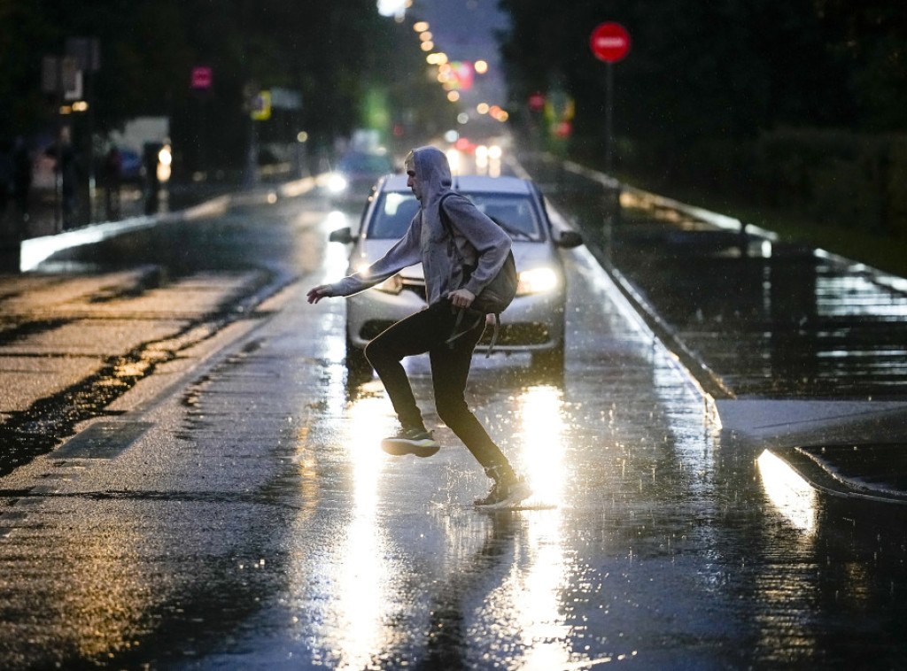 Moskva: Nevreme oborilo oko 70 stabala, oštećeno više od 50 automobila