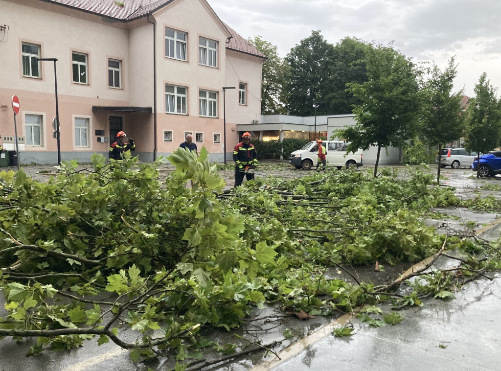 Nevreme zahvatilo Sloveniju, olujni vetar nosio krovove i čupao drveće