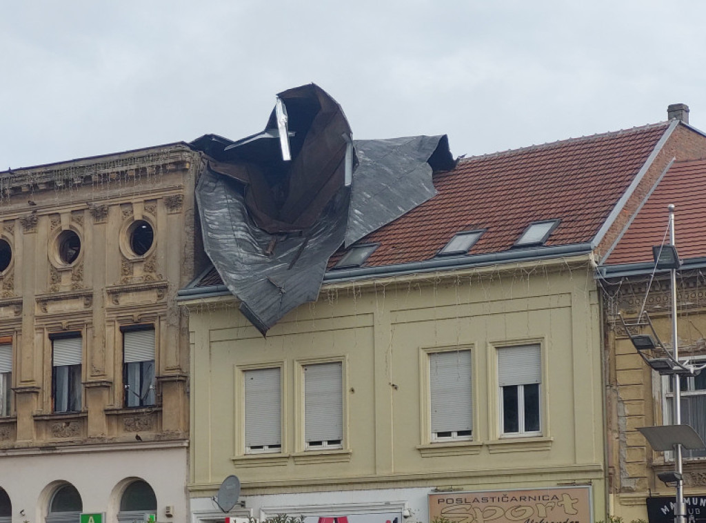 Zbog nevremena proglašena vanredna situacija u Sremskoj Mitrovici, dve osobe teže povređene