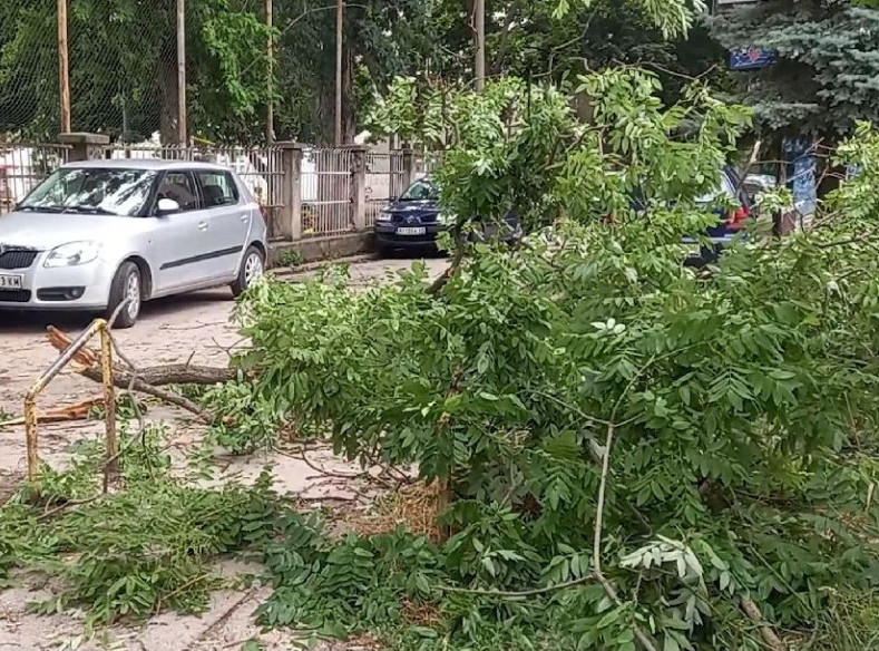 Usled nevremena oštećeno najmanje 30 automobila i nekoliko kuća u Banjaluci