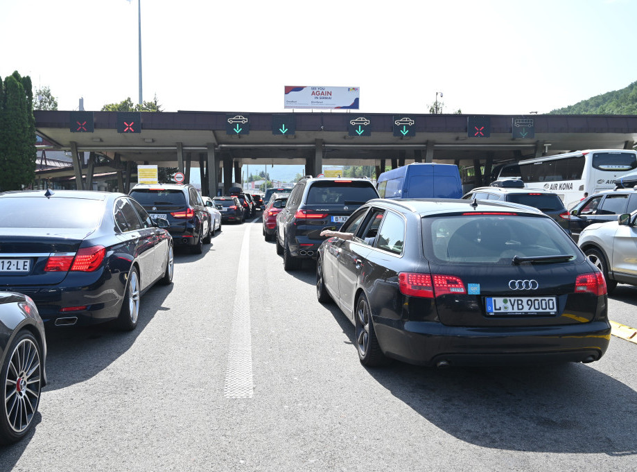 Putnička vozila na granici čekaju od 30 do 120 minuta