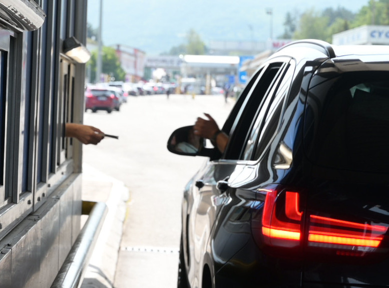 Na graničnim prelazima vozila čekaju od 30 do 180 minuta