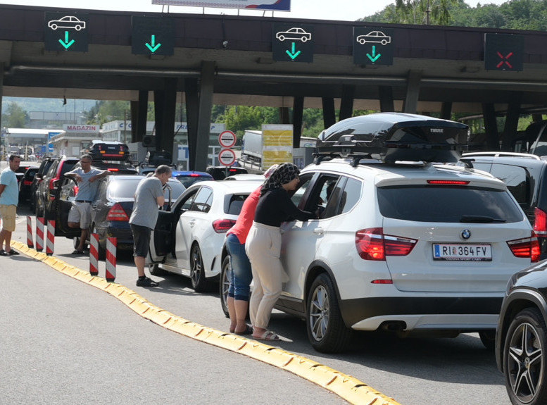 Na graničnom prelazu Gradina putnička vozila čekaju sat vremena na izlazu iz zemlje