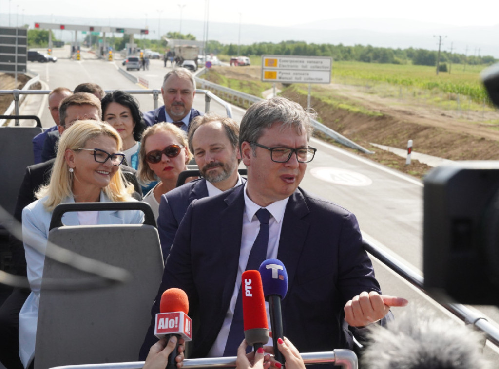 Vučić: "Auto-put mira" unaprediće razvoj, hvala EU na pomoći