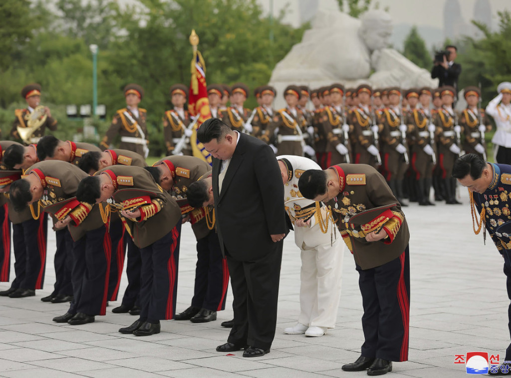 Kim Džong Un posetio groblje uoči 70. godišnjice Primirja u Korejskom ratu