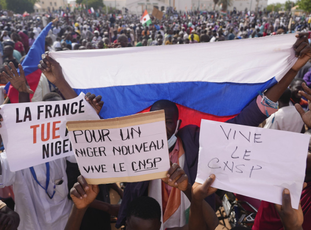 Niger: Pristalice puča marširale ulicama Nijameja mašući ruskim zastavama