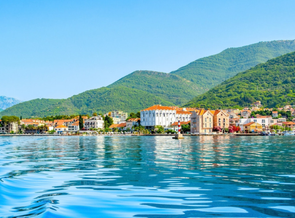 Zbog lošeg kvaliteta mora zabranjeno kupanje na Slovenskoj plaži i Solilima u Titvtu