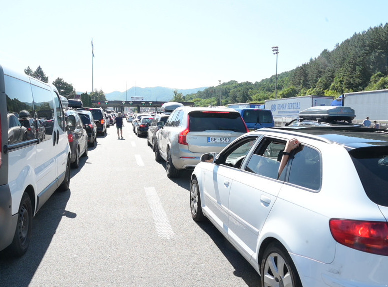 Putevi Srbije: Čekanja automobila na Hogošu na izlazu iz Srbije sat vremena, na Gradini na ulazu 70 minuta